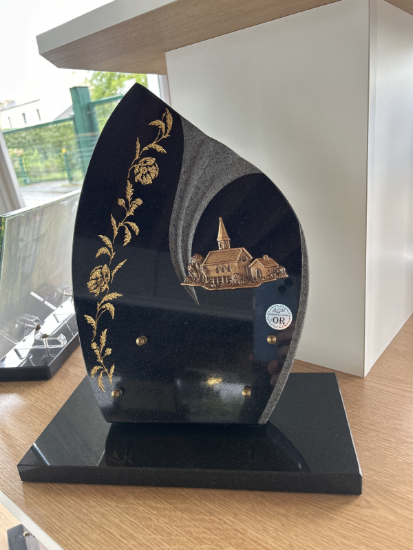 Plaque sculptée village