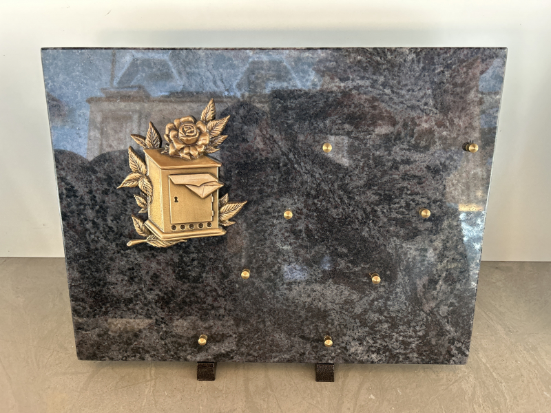Plaque granit fleurs boîte aux lettres